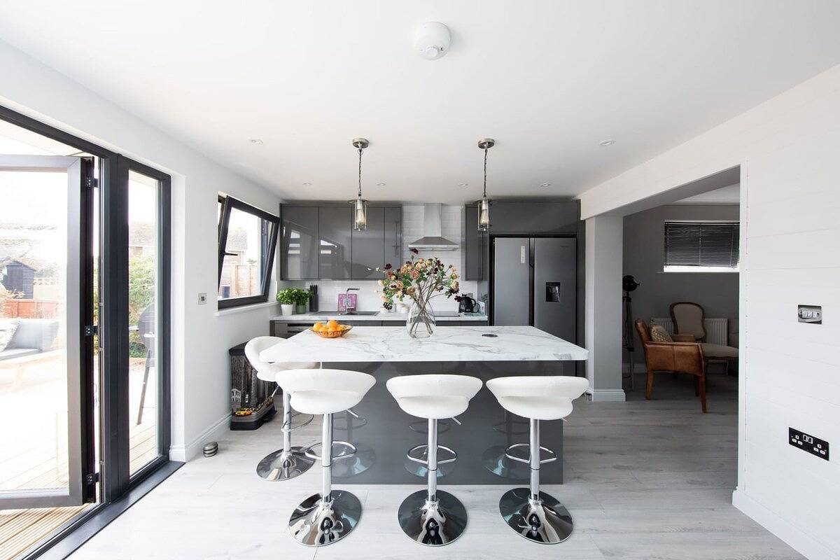 Seaside Serenity: 3-Bed, Deck & Garden, Near Shore in West Sussex