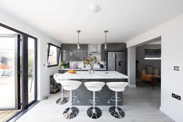 Seaside Serenity: 3-Bed, Deck & Garden, Near Shore in West Sussex