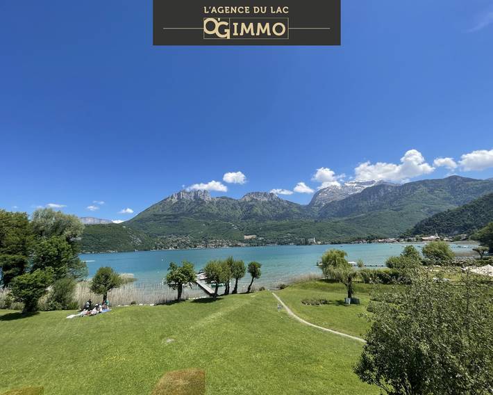 Location de vacances pour 8 personnes, avec terrasse ainsi que jardin et vue sur le lac à Duingt
