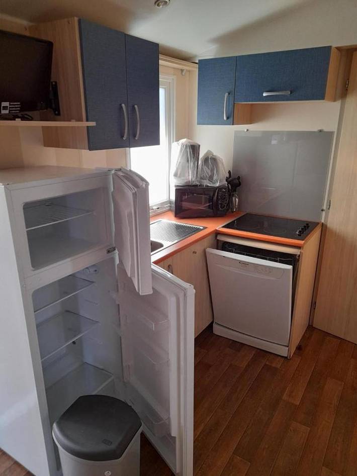 Camping pour 8 personnes, avec jardin et piscine ainsi que bassin pour enfant et terrasse au Le Grau-du-Roi - 4