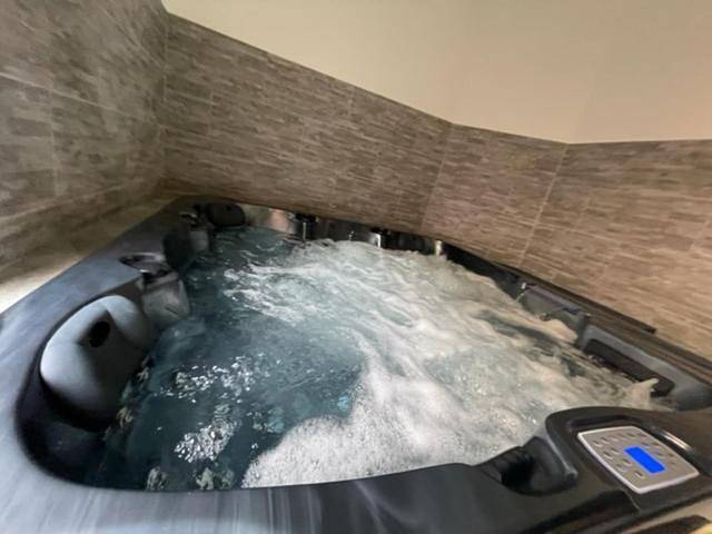 Appartement entier, - Le Nuage - Unique, espace Spa privatif et jardin avec plancha et salon privatif, stationnement public gratuit in Niort, Région de Niort