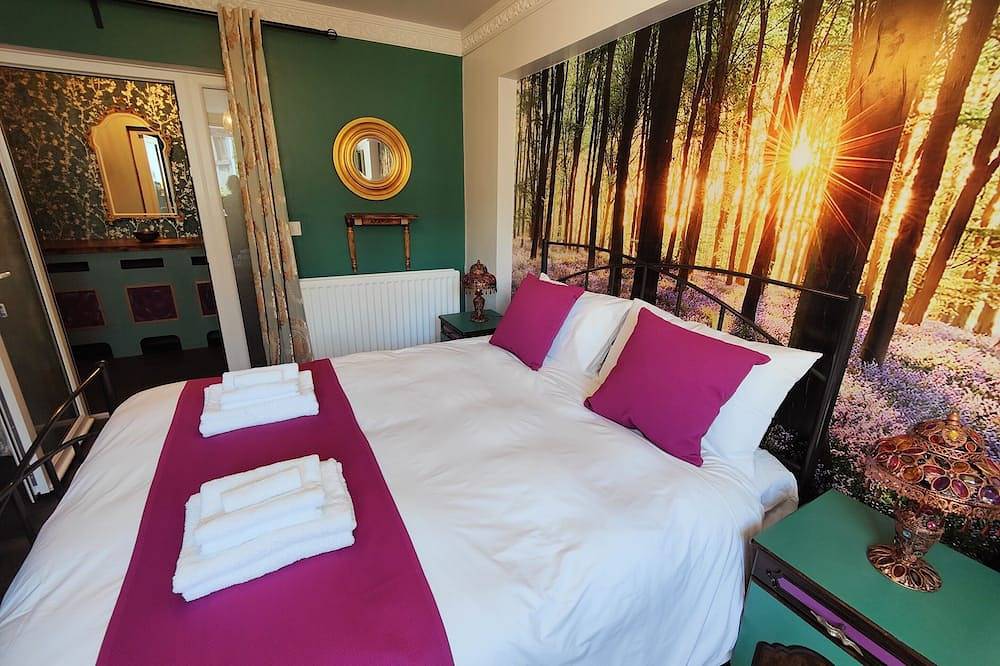 Entire apartment, 2 bedroom boutique art apartment with sea views in Newcastle (County Down), County Down