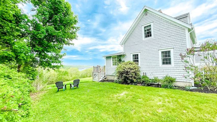 Cottage for 3 people, with terrace and garden in Maine