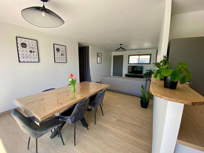 Location de vacances pour 6 personnes, avec terrasse ainsi que vue et jardin à Chambretaud - 4