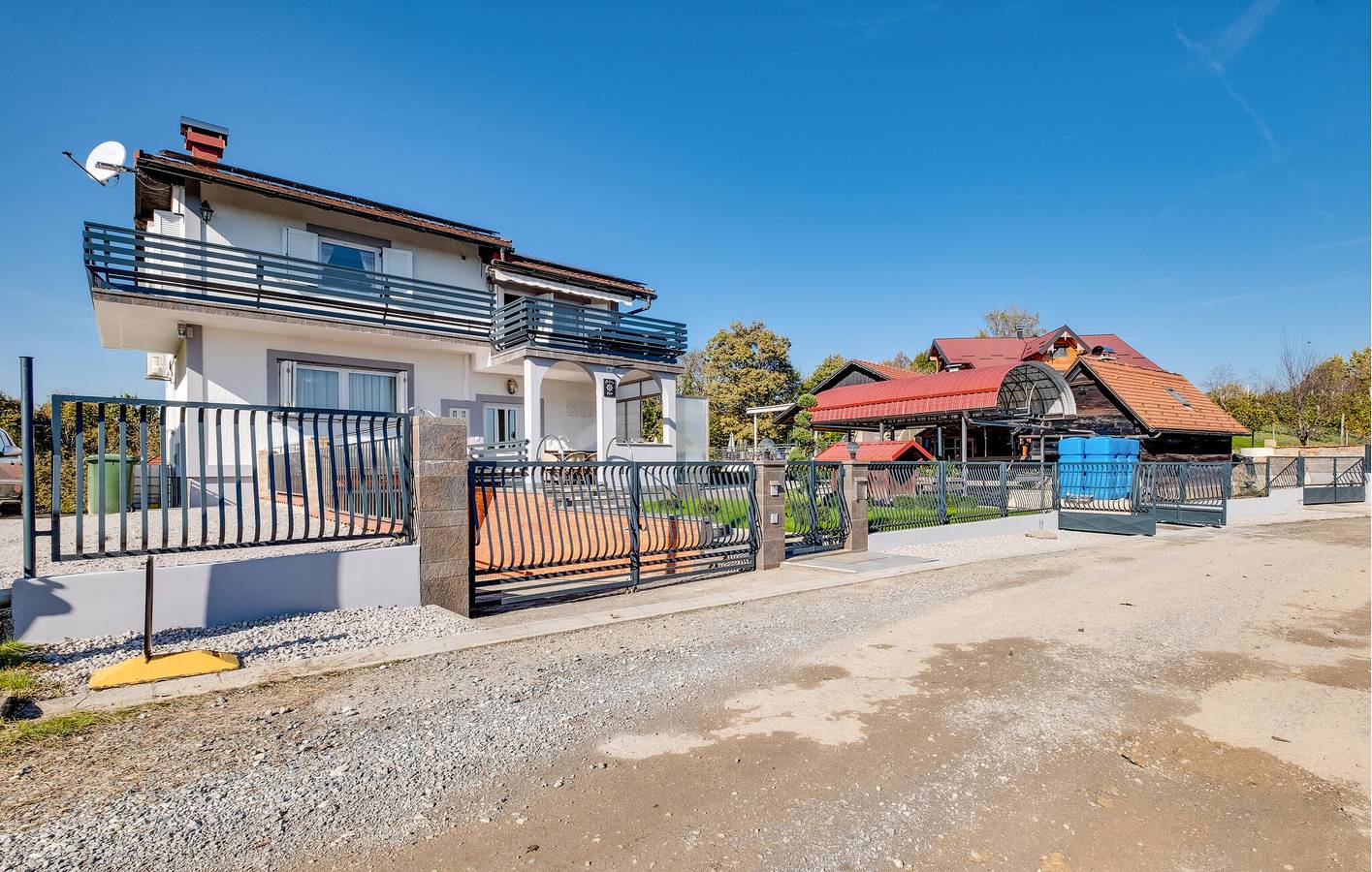 Geräumige 222 m² große Wohnung mit beheiztem Pool und Terrasse in Sisak-Moslavina