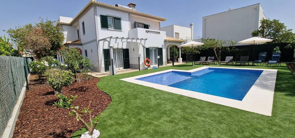 Apartamento para 6 personas, con vistas además de jardín y piscina en Almancil