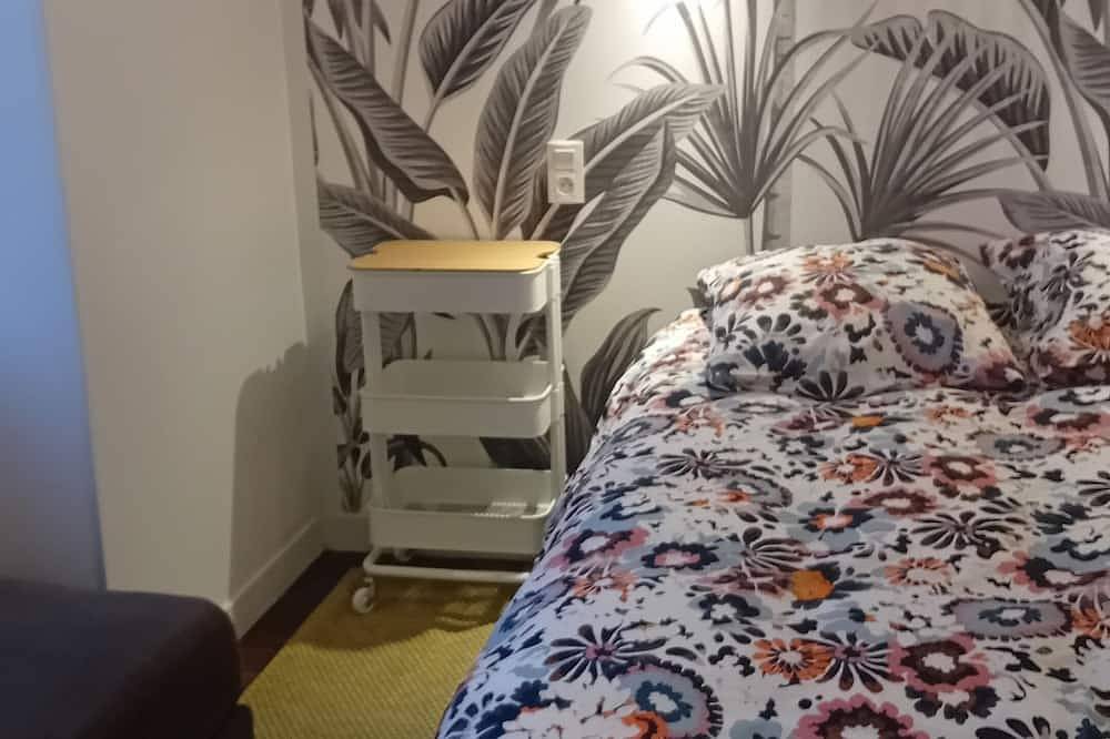 2-bdrm cottage Family group of 5 pers. Cosy with view of the Château+garden. in Vitré, Fougères-Vitré
