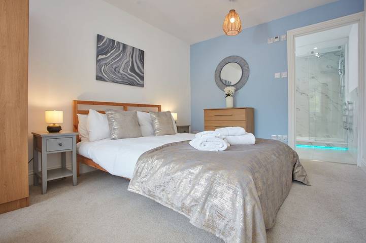 Entire apartment, Anneth Lowen is a large four-bedroom detached house, just a short stroll from the bustling beaches o in Polzeath, Pentire Point - Widemouth