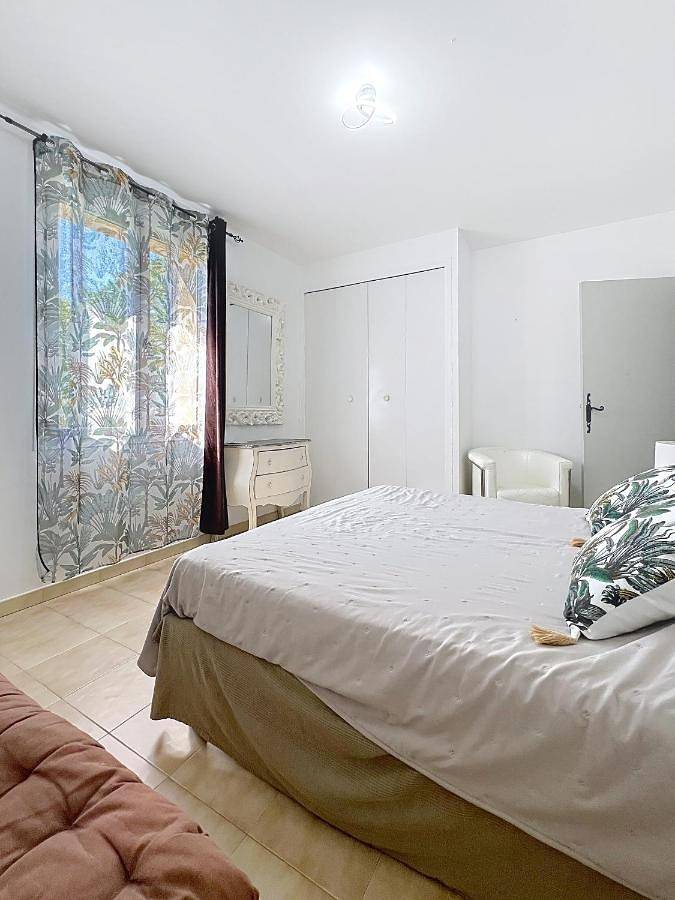 Location de vacances pour 11 personnes, avec vue et terrasse ainsi que jardin et piscine, animaux acceptés à Puyméras - 3