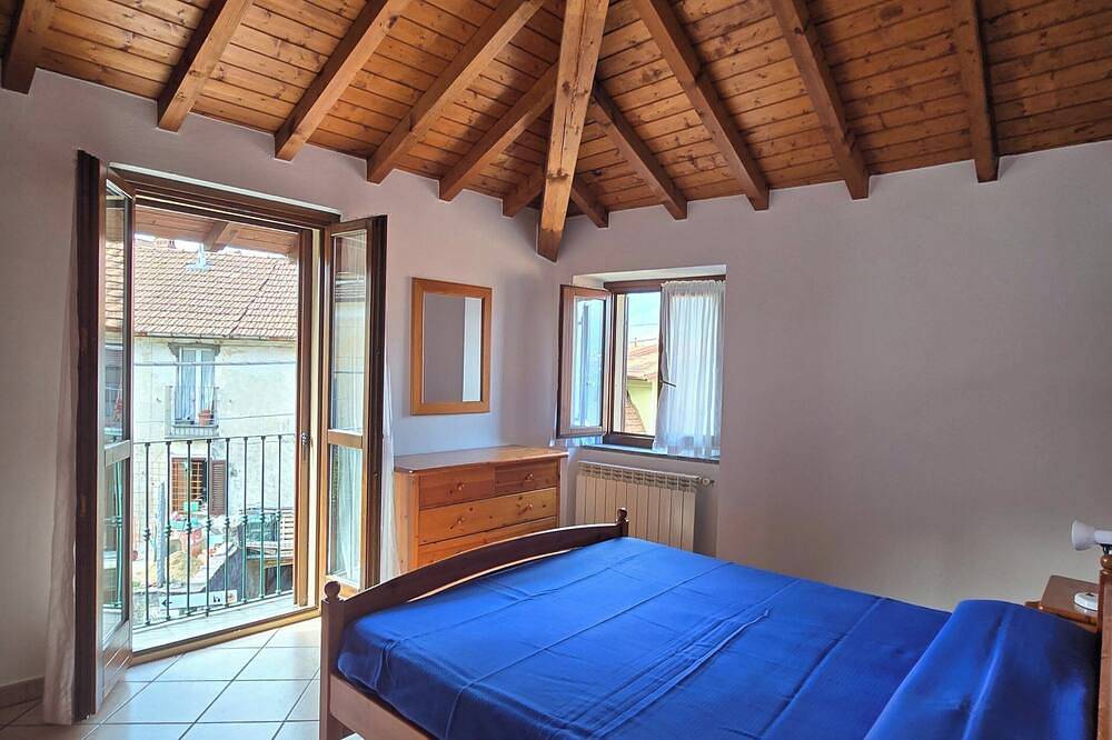 Geheel appartement, Casa Nadia: Modern apartment with balcony, mountain view and private parking in Maccagno, Maccagno con Pino e Veddasca