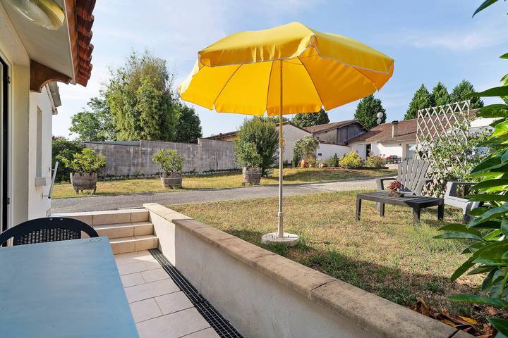 Bed and Breakfast 'Chambre Bleue' with Private Garden, Wi-Fi and Air Conditioning in Saint-Aulaye, Périgord Vert