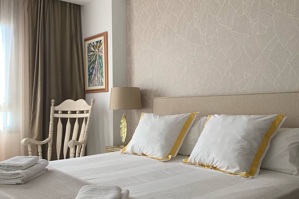 Entire apartment, Marbella Beachside Penthouse in San Pedro de Alcántara, Marbella