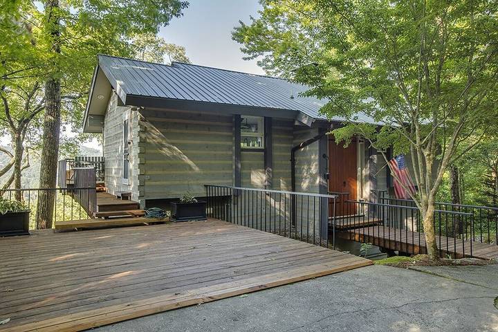 Vacation house for 6 people, with balcony in Highlands (NC)