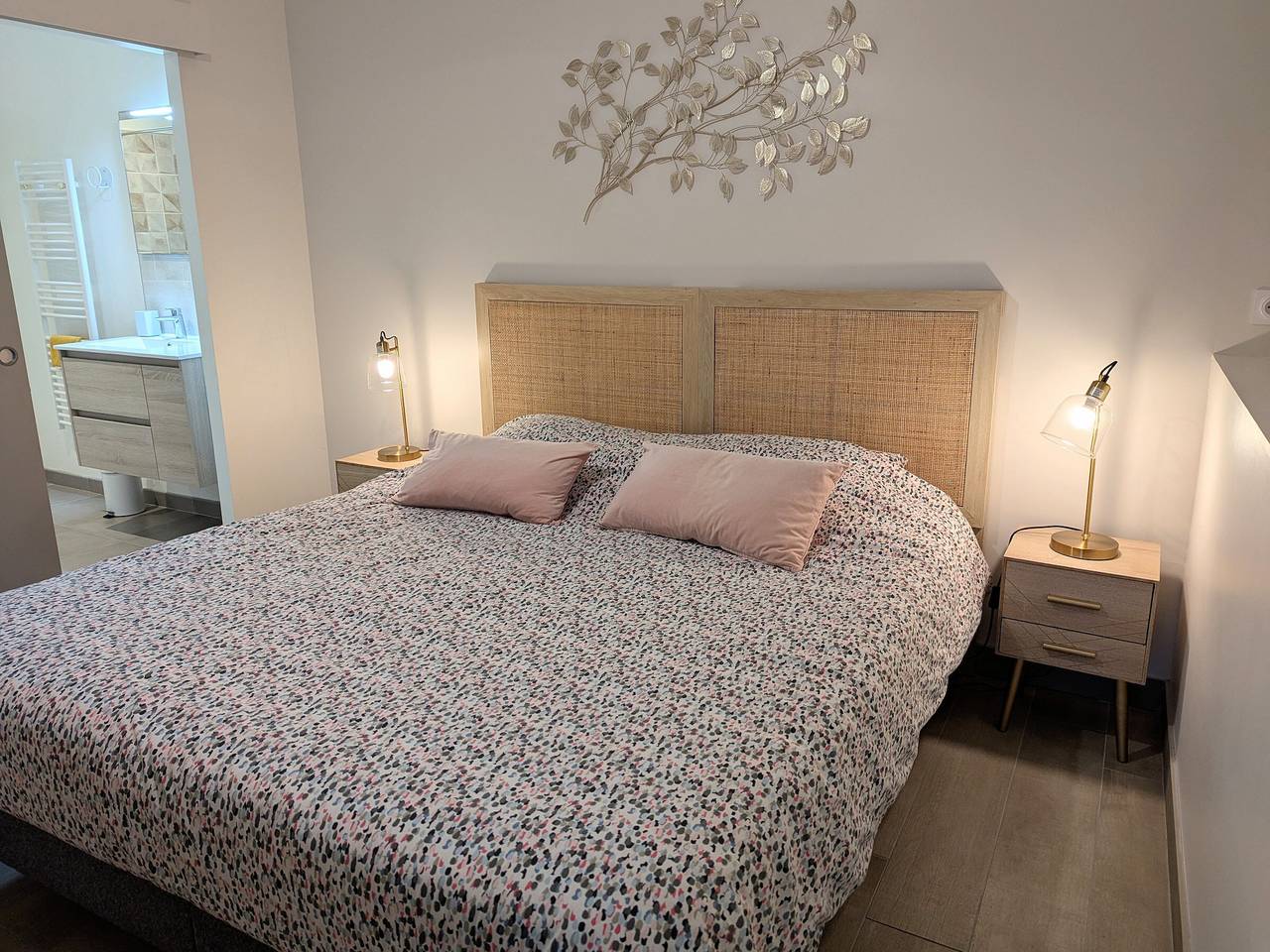 Charming farm stay with terrace and pond view in Chilleurs-aux-Bois, Pithiviers region