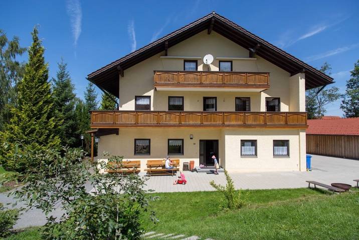 Ferienhaus für 60 Personen, mit Balkon und Whirlpool sowie Terrasse und Garten in Niederbayern - 2