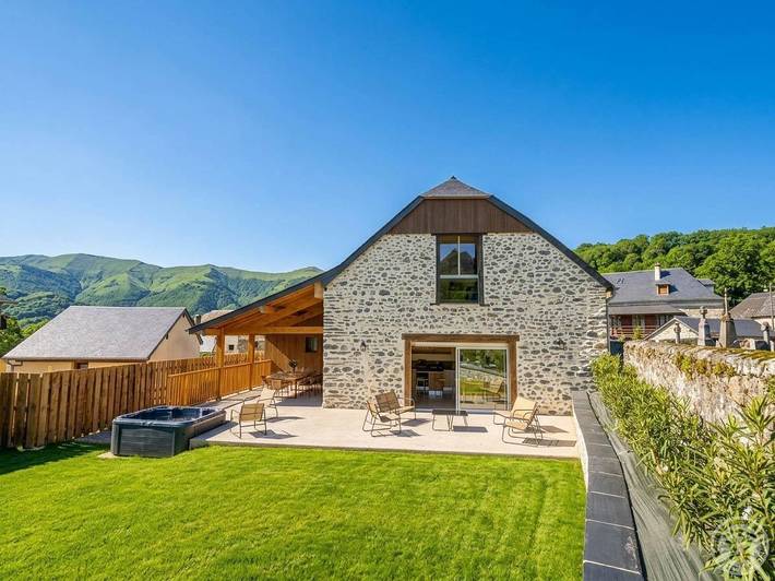 Gîte pour 8 personnes, avec jardin ainsi que jacuzzi et terrasse