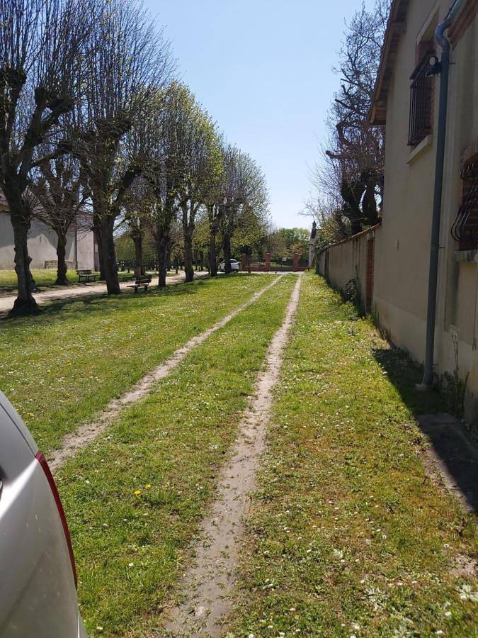 Location de vacances pour 4 personnes, avec Balcon et Jacuzzi ainsi que Terrasse et Jardin à Boiscommun - 3