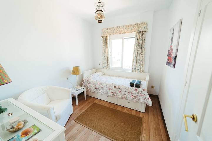 Charming 3-bedroom beachside chalet with WiFi & AC, in El Puerto de Santa María in Playa de Fuentebravía (El Puerto de Santa María), El Puerto de Santa María