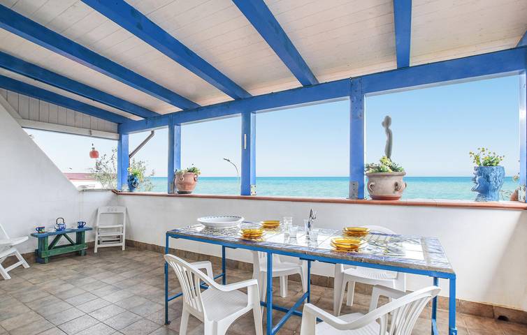 Appartement de vacances entier, Appartement avec vue sur la mer, terrasse et parking, à 100 m de la plage de Pietrarossa in Marina di Caronia, Caronia