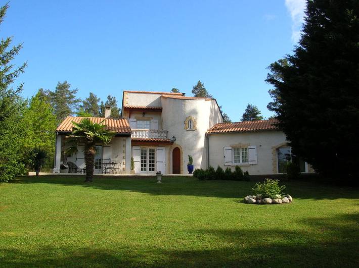 Gîte pour 2 personnes, avec jardin et piscine à Cornille