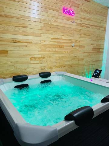 Gîte pour 4 personnes, avec jardin ainsi que terrasse et jacuzzi à Broons