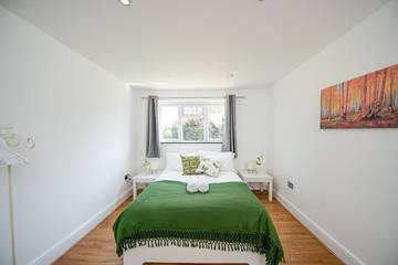 Chalet for 12 People in Hordle, New Forest National Park, Photo 3