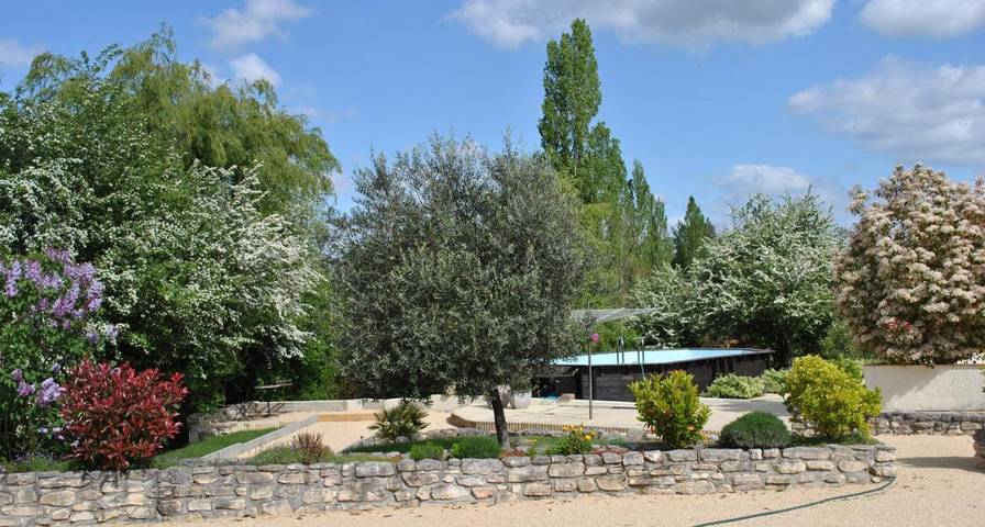 Location de vacances pour 5 personnes, avec jardin ainsi que vue et piscine à Banne - 3