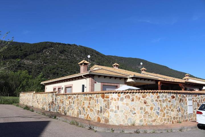 Location de vacances pour 8 personnes, avec Balcon et Terrasse ainsi que Jardin et Piscine à La Adrada