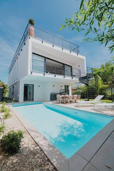 Villa Cordouan avec piscine en bord de mer in Royan, Côte de Beauté