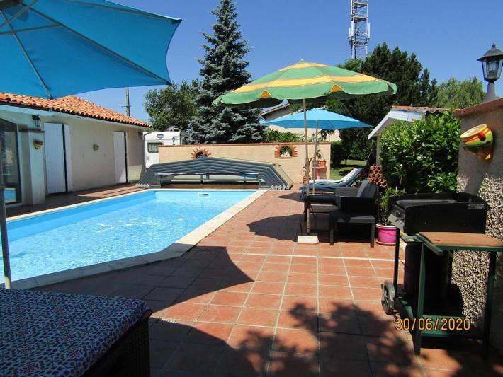Maison d’hôte pour 2 personnes, avec piscine et jardin ainsi que vue et terrasse à Calmont