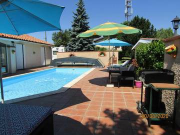 Gîte pour 2 personnes, avec terrasse et vue ainsi que piscine et jardin à Calmont