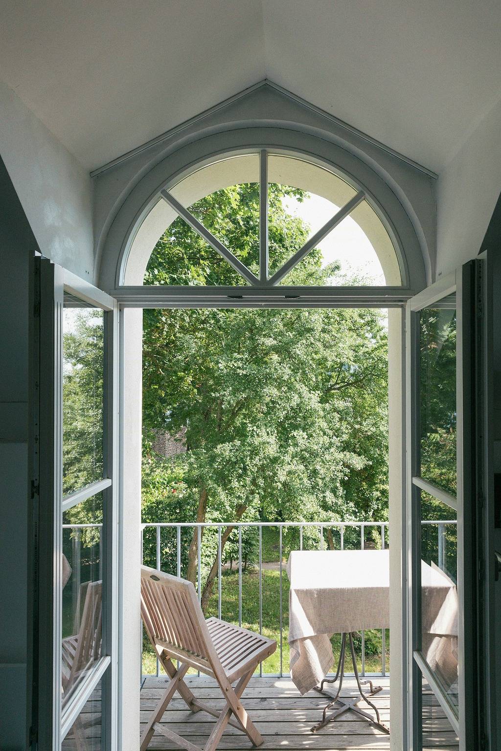 Historische Remise mit Blick auf die Havel in Plötzin, Werder