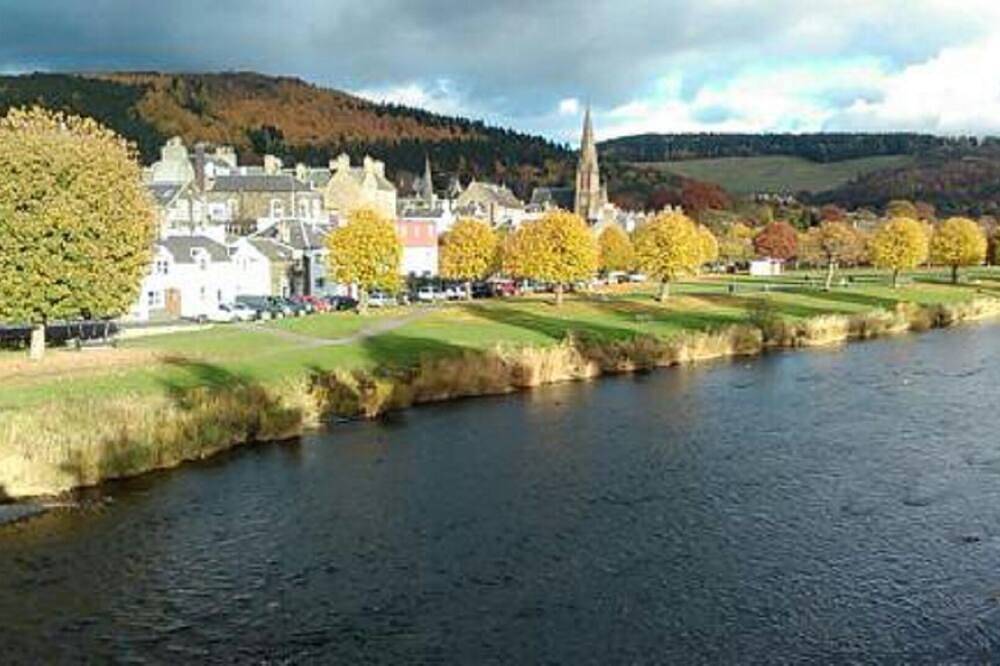 Entire apartment, Comfortable town pad with a river view in Peebles, Scottish Borders