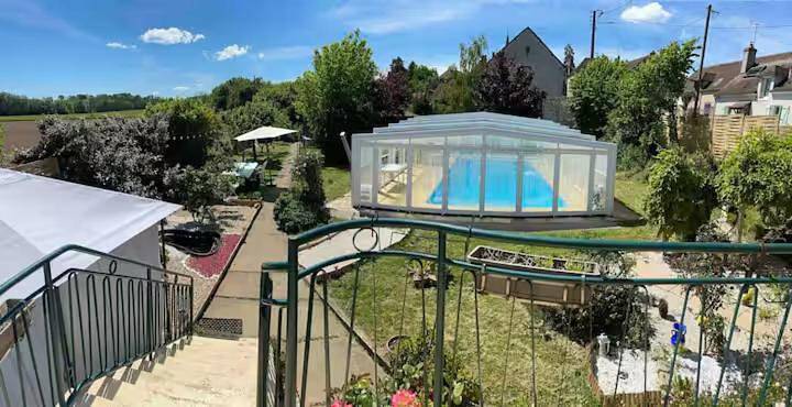 Location de vacances pour 6 personnes, avec piscine ainsi que vue et terrasse, animaux acceptés dans La Chapelle-sur-Aveyron