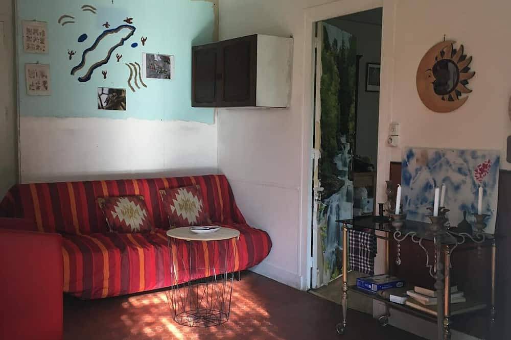 Una casa en un parque natural con energía solar. in Vaas, Valle del Loira