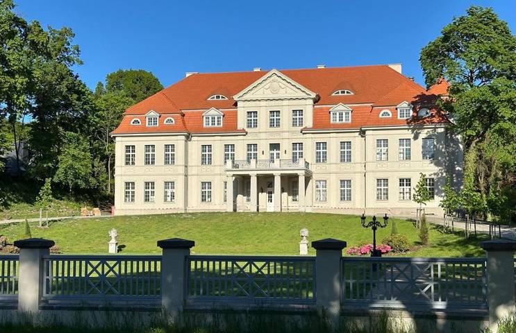 Hotel für 2 Personen, mit Terrasse und Garten sowie Pool und Sauna in Neustrelitz