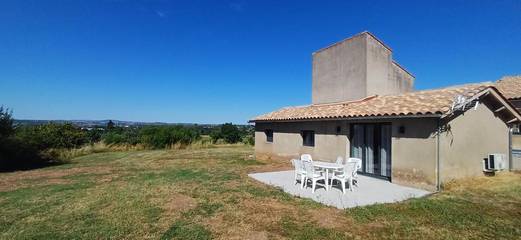Location de vacances pour 6 personnes, avec vue ainsi que jardin et terrasse à Puygouzon