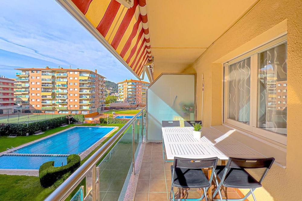 Appartement entier, Appartement sur le Paseo Marítimo à 3 minutes de la plage, piscine communautaire, Wi-Fi gratuit, excellent emplacement, bars, restaurants et magasins. Vivalidays Luis. in Platja de Llevant (Malgrat de Mar), Santa Susanna