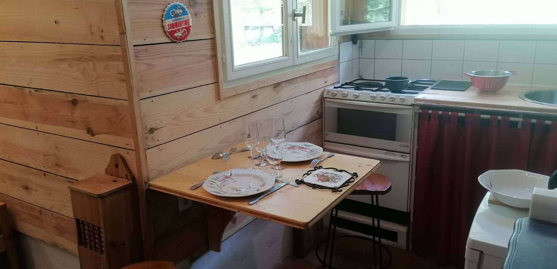 La Palombière – Une cabane confortable au calme absolu pour détente et panorama forestier. in Saint-Symphorien (Dordogne), Région de Langon