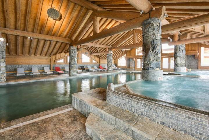 Appart’hôtel pour 4 personnes, avec piscine et balcon ainsi que sauna et jacuzzi, adapté aux familles