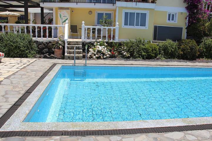 Ferienwohnung für 2 Personen, mit Pool und Garten