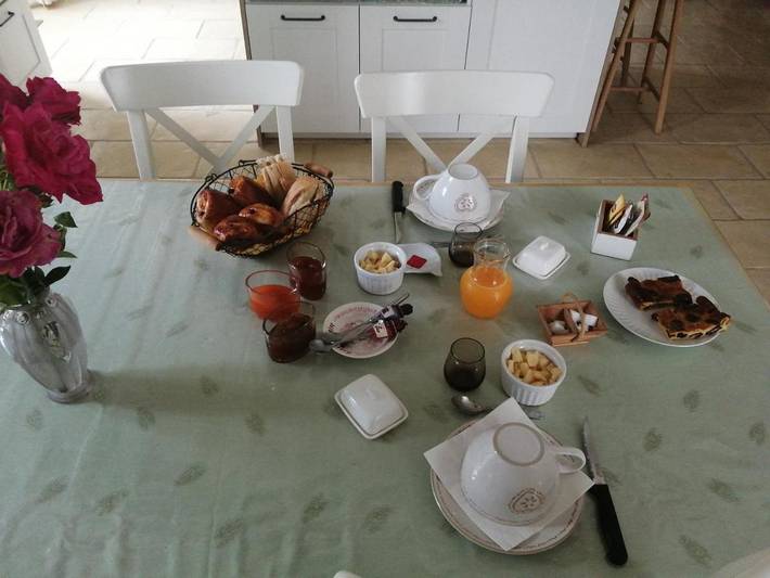 Location de vacances pour 2 personnes, avec vue ainsi que jardin et piscine dans Baignes - 2