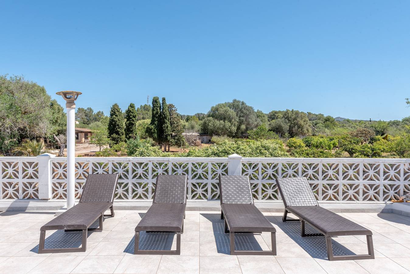 Modernisiertes Landhaus mit Dachterrasse, Garten und Wlan in Llucmajor, Mallorca Süden