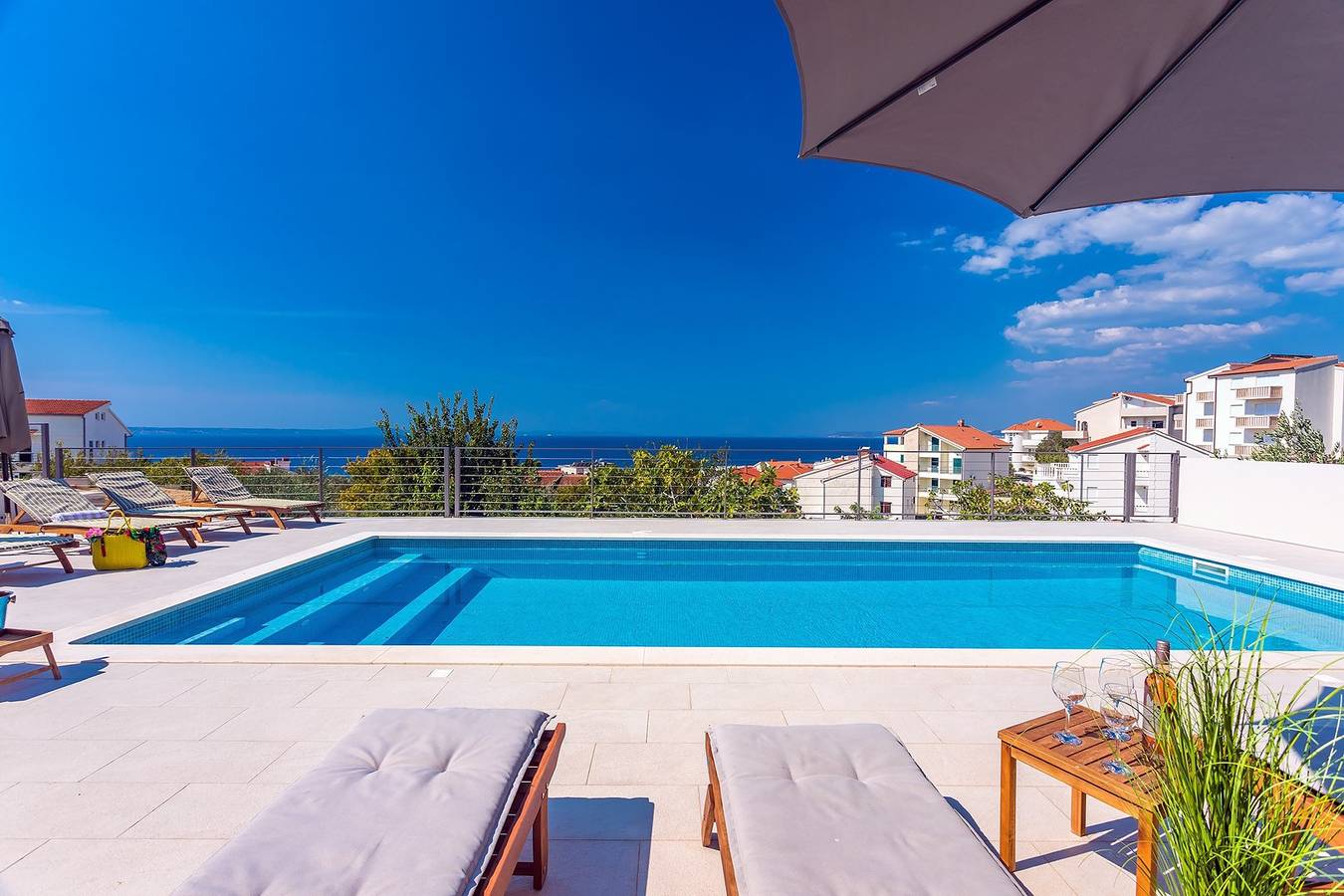 Geräumige Villa mit 7 Schlafzimmern, privatem Pool und Meerblick in Podstrana in Podstrana, Split-Dalmatien