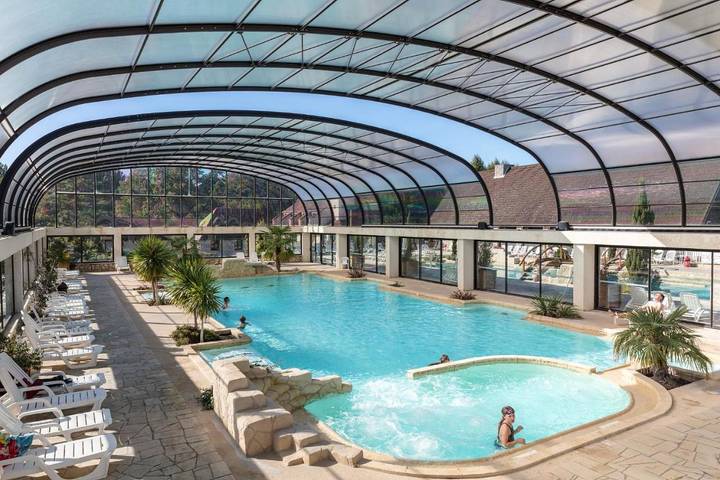 Camping pour 6 personnes, avec Jacuzzi et Terrasse ainsi que Jardin et Bassin pour enfant