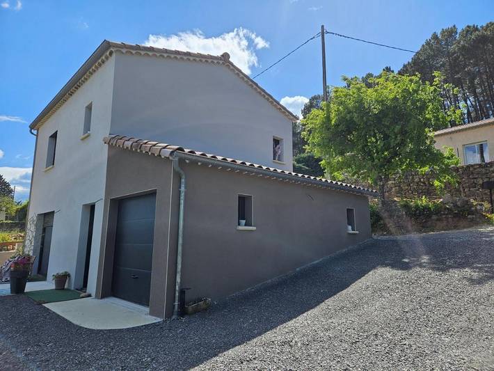 Villa per 6 persone, con panorama e giardino in Joyeuse