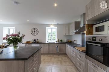 Gîte pour 9 Personnes dans Berzé-le-Châtel, Région de Mâcon, Photo 3