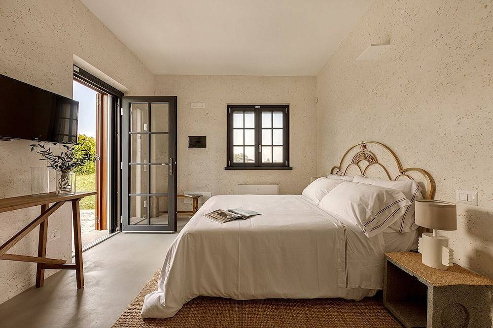 Villa with swimming pool, surrounded by countryside, only 800m from the beach in Montalto di Castro, Viterbo Provinz