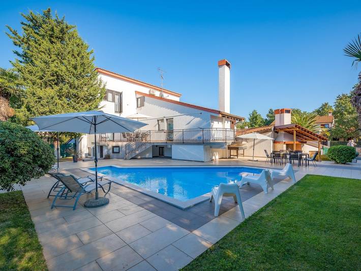 Ferienhaus für 8 Personen, mit Garten und Terrasse sowie Pool, mit Haustier in Nova Vas