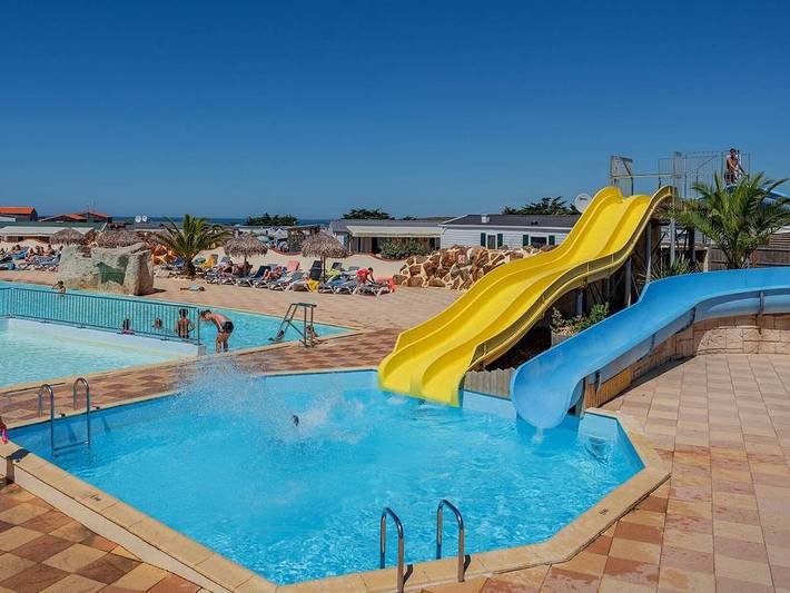 Camping pour 6 personnes, avec Jacuzzi et Terrasse ainsi que Bassin pour enfant et Sauna aux Les Sables-d'Olonne
